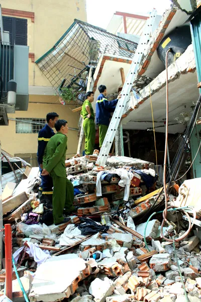 Nổ khí gas làm sập nhà, hai cháu  nhỏ tử nạn