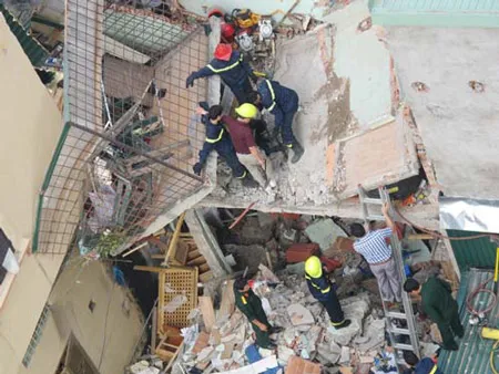 Lực lượng cứu hộ tiếp cận hiện trường cứu các nạn nhân. Ảnh: Nguyễn Quốc