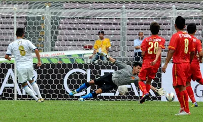 Tiền đạo Manual Ott (số 8) tung cú sút ghi bàn mở tỷ số 1 - 0 cho U23 Philippines.