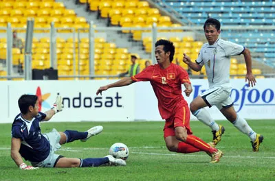 Tiền đạo Văn Quyết trong pha đối mặt với thủ môn Muller của U23 Philippines.