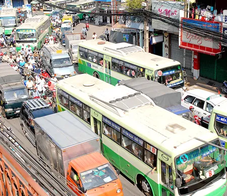 Xe buýt cồng kềnh là nguyên nhân gây ùn tắc giao thông. Ảnh: THANH TÂM