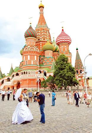 Quảng trường Đỏ là địa chỉ quen thuộc của du khách và là địa điểm lý tưởng cho các bộ ảnh cưới lãng mạn hay các hoạt động giải trí ngoài trời.