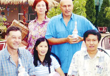 Nhà điêu khắc Trần Thanh Nam (ngồi, phải) và bạn bè Nga ở Trại sáng tác điêu khắc quốc tế An Giang năm 2005.