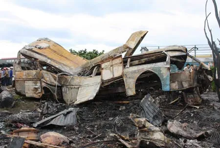 Chiếc xe khách bị cháy. Ảnh: Nguyên Vũ