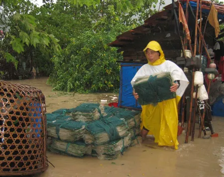 Người dân các xã khu đông huyện Tuy Phước (Bình Định) thu gom tài sản để chuẩn bị chạy lũ. Ảnh: Hoàng Trọng