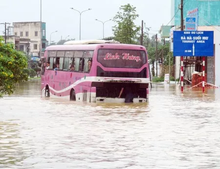 Xe khách biển kiểm soát 81L-3510 đã được lực lượng cứu hộ đưa về vùng an toàn. Ảnh: Nguyên Khôi