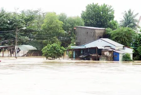 Nước lũ nhấn chìm nhà dân tại thôn Phú Hòa, xã Hòa Nhơn, huyện Hòa Vang, Đà Nẵng. Ảnh: Nguyên Khôi