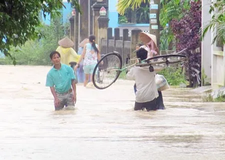 Người dân xã Hòa Phước (Hòa Vang, Đà Nẵng) chạy lũ. Ảnh: Nguyên Khôi