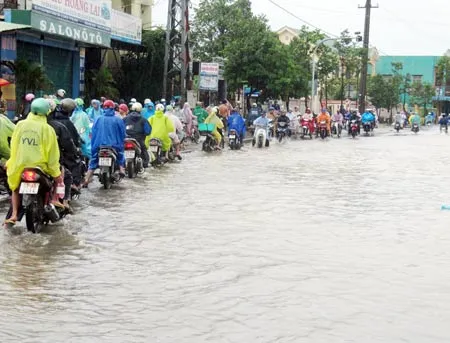 Đường Cách Mạng Tháng Tám tại Cẩm Lệ (Đà Nẵng) ngập nước làm rối loạn giao thông. Ảnh: Nguyên Khôi