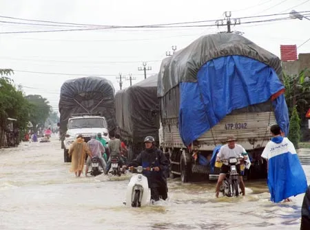 Quốc lộ 1A bị cắt đứt tại Thanh Quýt (Điện Thắng Bắc, huyện Điện Bàn, tỉnh Quảng Nam). Ảnh: Nguyên Khôi
