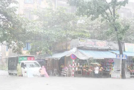 Nhiều tuyến đường tại thành phố Huế bị ngập lụt gây ách tắt giao thông. Ảnh: Văn Thắng