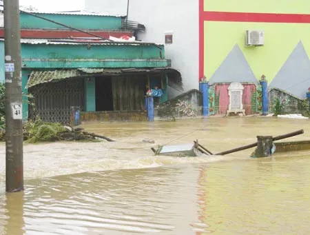 Nước lũ chảy xiết nhấn chìm và làm sập đổ nhiều công trình tại xã Hòa Phong, huyện Hòa Vang, Đà Nẵng. Ảnh: Nguyên Khôi