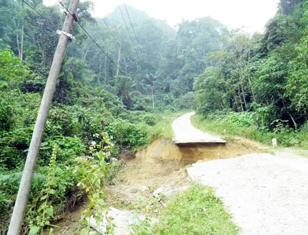 Lũ thổi bay một đoạn đường tại xã Thượng Hóa, huyện Minh Hóa, Quảng Bình. Ảnh: MINH PHONG