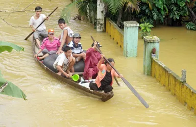 Người dân thôn Bồ Bàn (xã Hòa Phong, huyện Hòa Vang, TP Đà Nẵng) sơ tán bằng ghe. Ảnh: NGUYÊN KHÔI