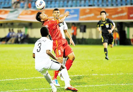 Trọng Hoàng (8) trong một pha tranh chấp bóng với U.23 Đông Timor. Ảnh: Lê Vinh