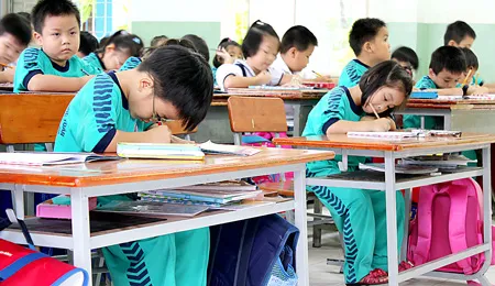 Nội thất trường học kém chuẩn: Tật mắt gia tăng