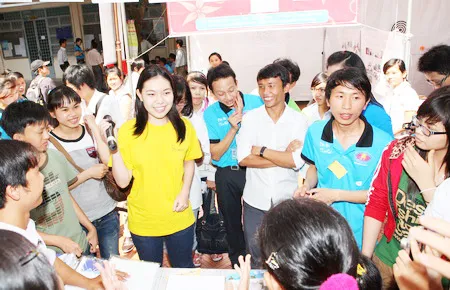 Các bạn sinh viên nhiệt tình tham gia hỏi - đáp tại buổi lễ kỷ niệm ngày công tác xã hội thế giới.