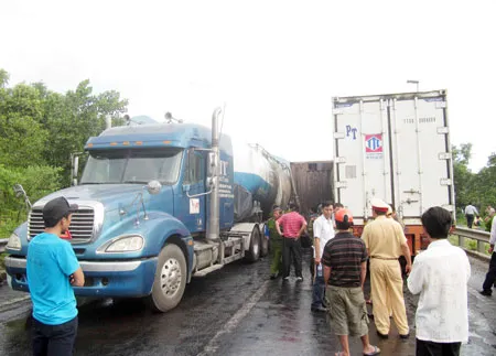 3 xe đầu kéo tông nhau, hầm Hải Vân bị ách tắc ảnh 2