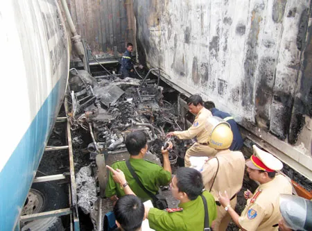 3 xe đầu kéo tông nhau, hầm Hải Vân bị ách tắc