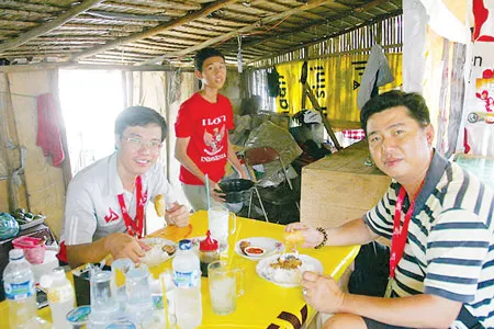 Các phóng viên Việt Nam trong bữa ăn cơm… bụi tại Palembang