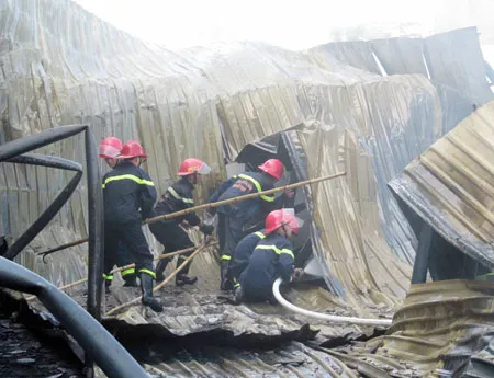 Lực lượng chữa cháy chui vào bên trong để tìm xem có hay không nạn nhân bị mắc kẹt. Ảnh: Nguyên Khôi