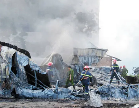 Lực lượng chữa cháy đang nỗ lực dập lửa. Ảnh: Nguyên Khôi