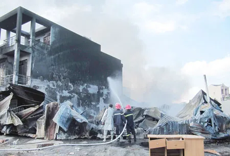 Căn nhà 3 tầng bên cạnh nhà xưởng đã bị đám cháy làm hư hỏng nặng. Ảnh: Nguyên Khôi