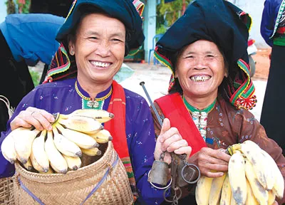 Đồng bào dân tộc chào sản vật rất thân thiện, cởi mở.