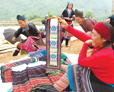 Người Mông bán thổ cẩm dệt tay ở chợ Cung Mù Phìn.