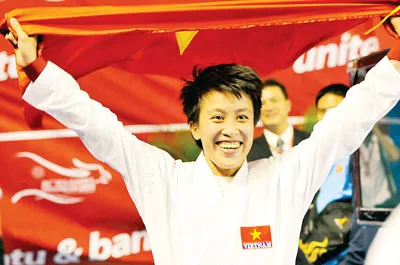 Võ sĩ Karatedo Vũ Thị Nguyệt Ánh trong niềm vui giành HCV.