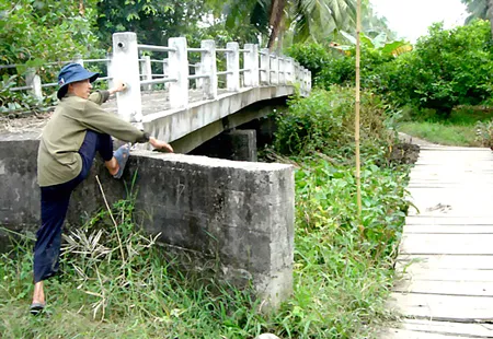 Cầu chờ… đường