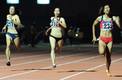 Vũ Thị Hương (giữa) chỉ về đích ở vị trí thứ ba nội dung chung kết 200m nữ.