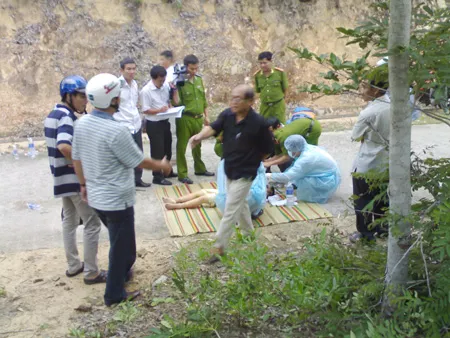 Công an tỉnh Bình Định khám nghiệm tử thi để làm rõ vụ việc. Ảnh: Hoàng Trọng
