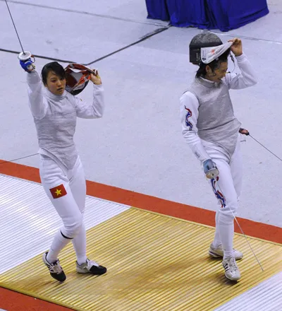 Nguyễn Thị Tươi (trái) giành Huy chương Vàng nội dung kiếm liễu nữ