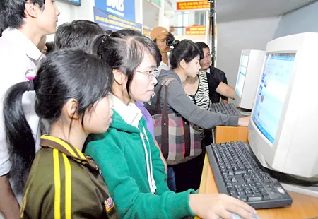 Người dân đặt mua vé tàu tết qua internet. Ảnh: Cao Thăng