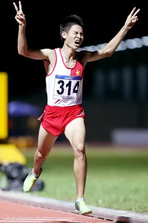 Niềm vui sướng tột cùng của Dương Văn Thái khi giành chiếc HCV 800m nam. Ảnh: Chi Bảo