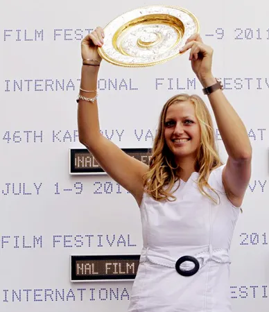 Petra Kvitova khoe chiếc cúp vô địch Wimbledon ở Liên hoan phim quốc tế Karlovy Vary tại Luân Đôn.