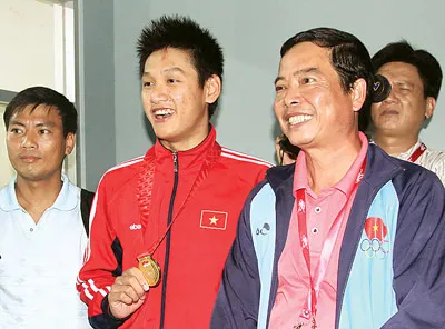 VĐV Hoàng Quý Phước và HLV Nguyễn Đông Hải sau lễ trao HCV. Ảnh: P.V.