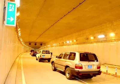 Mỗi bên hầm Thủ Thiêm có 2 làn đường dành cho ô tô và xe tải. Ảnh: THANH TÂM