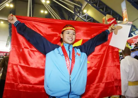 Niềm vui của võ sĩ Nguyễn Hương Xuân sau chiến thắng trước Tuti Trisnayati (Indonesia) ở trận chung kết.