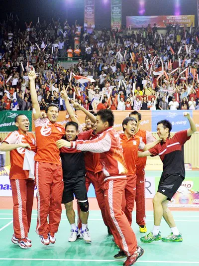 Niềm vui sướng như điên của các tuyển thủ cầu lông Indonesia và CĐV sau khi đánh bại kình địch láng giềng Malaysia.