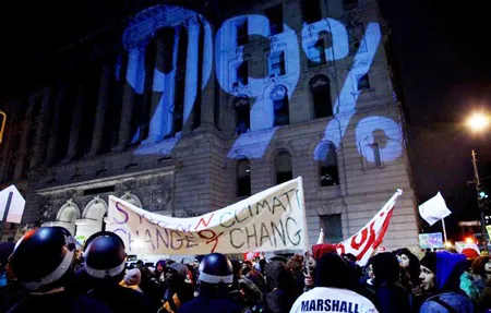 Nhiều tia sáng "99%" do người biểu tình rọi vào các tòa cao ốc ở khu Manhattan