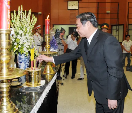 Thường trực Ban Bí thư Lê Hồng Anh viếng đồng chí Võ Trần Chí. Ảnh: Việt Dũng