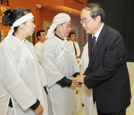 Phó Thủ tướng Nguyễn Thiện Nhân chia buồn cùng gia đình đồng chí Võ Trần Chí. Ảnh: Việt Dũng