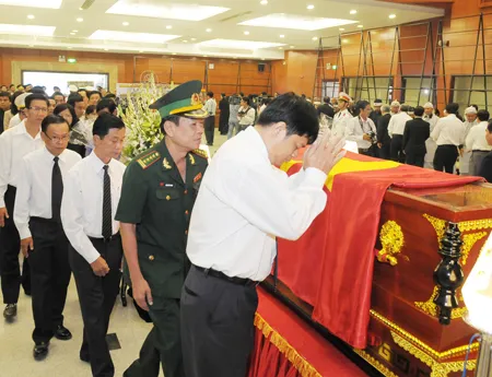 Đoàn đại biểu TPHCM đến viếng đồng chí Võ Trần Chí. Ảnh: Việt Dũng