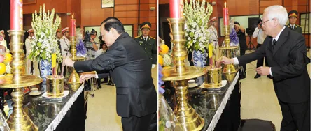 Bí thư Thành ủy Lê Thanh Hải (trái) và Chủ tịch UBND TPHCM Lê Hoàng Quân thắp hương trước linh cữu đồng chí Võ Trần Chí. Ảnh: Việt Dũng