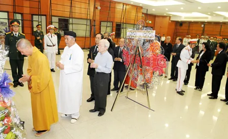 Đại diện các tôn giáo, các tầng lớp nhân dân đến viếng đồng chí Võ Trần Chí. Ảnh: Việt Dũng