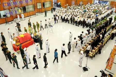 Đông đảo cán bộ và nhân dân quận 5 đến viếng đồng chí Võ Trần Chí. Ảnh: Việt Dũng