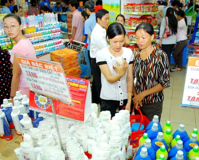 Người tiêu dùng chọn mua sản phẩm sản xuất trong nước tại siêu thị. Ảnh: THANH TÂM