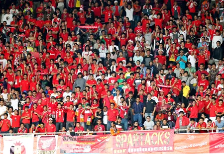 Điều trước tiên là các tuyển thủ U23 Việt Nam phải vượt qua được sức ép của gần 100 ngàn khán giả trên sân Bung Karno. Ảnh: Dũng Phương